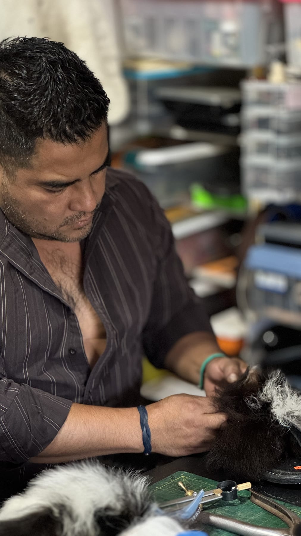 Ismael Mart�nez trabajando piel en Jalatlaco